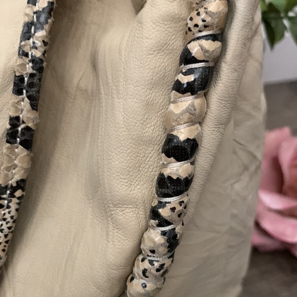 VINTAGE BETSEY JOHNSON IVORY LEATHER LARGE PURSE - Picture 4 of 14